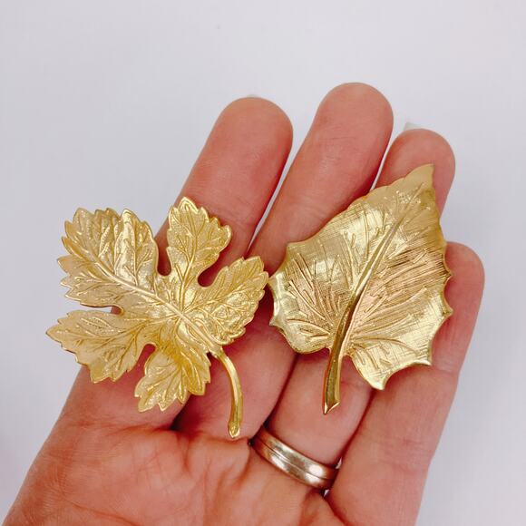 VTG Set of 2 Leaf Brooches Gold Tone Mid Century Fall Autumn Scarf Harvest Pins - Picture 2 of 10